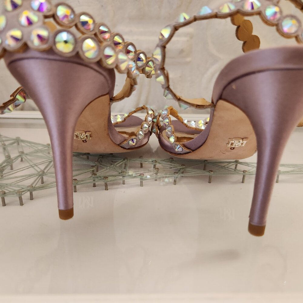 Badgley Mischka Silk soft lilac jeweled sandals. Sample. Like new. Size 6 - Picture 6 of 7